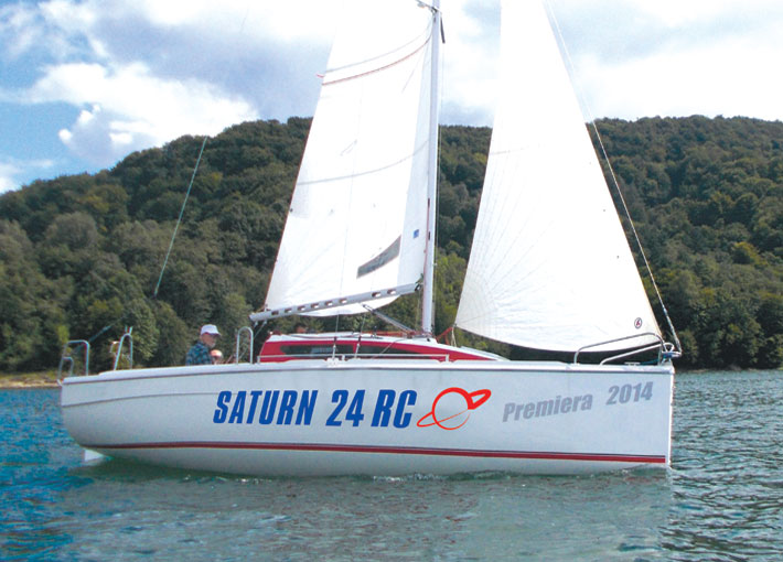 Saturn 24 RC na wodzie